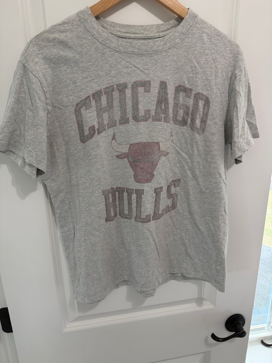 XS. Abercrombie & Fitch NBA - Chicago Bulls T Shirt - Picture 2 of 6